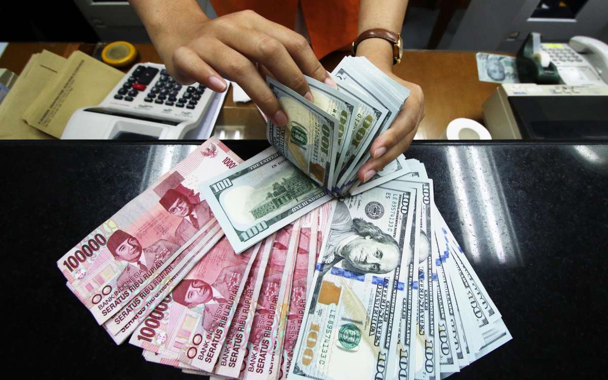 Tekanan Dolar AS Berlanjut, Rupiah Mendekati Level Tertinggi April 2024