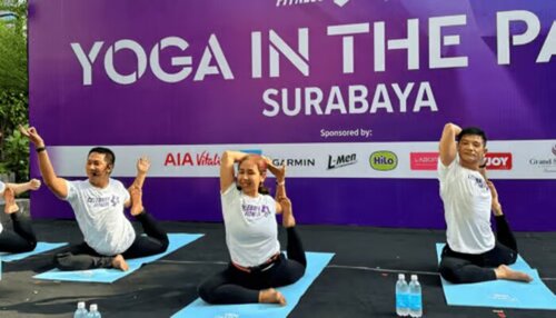 Foto Celebrity Fitness Indonesia Yoga in the Park 2024 Surabaya Evolution Wellness Indonesia Sumber VRITIMES.com – Celebrity Fitness Indonesia Rayakan World Wellness Weekend 2024 dengan Acara Tahunan "Yoga In The Park" | JAKARTA | termobariknews.com