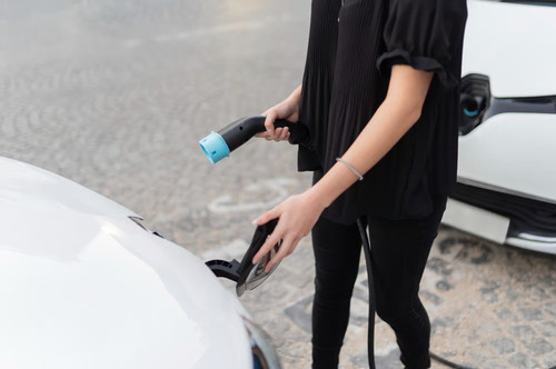 Foto Tips Aman Mengisi Daya Baterai Mobil di Musim Hujan 1 1 – Tips Aman Mengisi Daya Baterai Mobil di Musim Hujan | JAKARTA | termobariknews.com